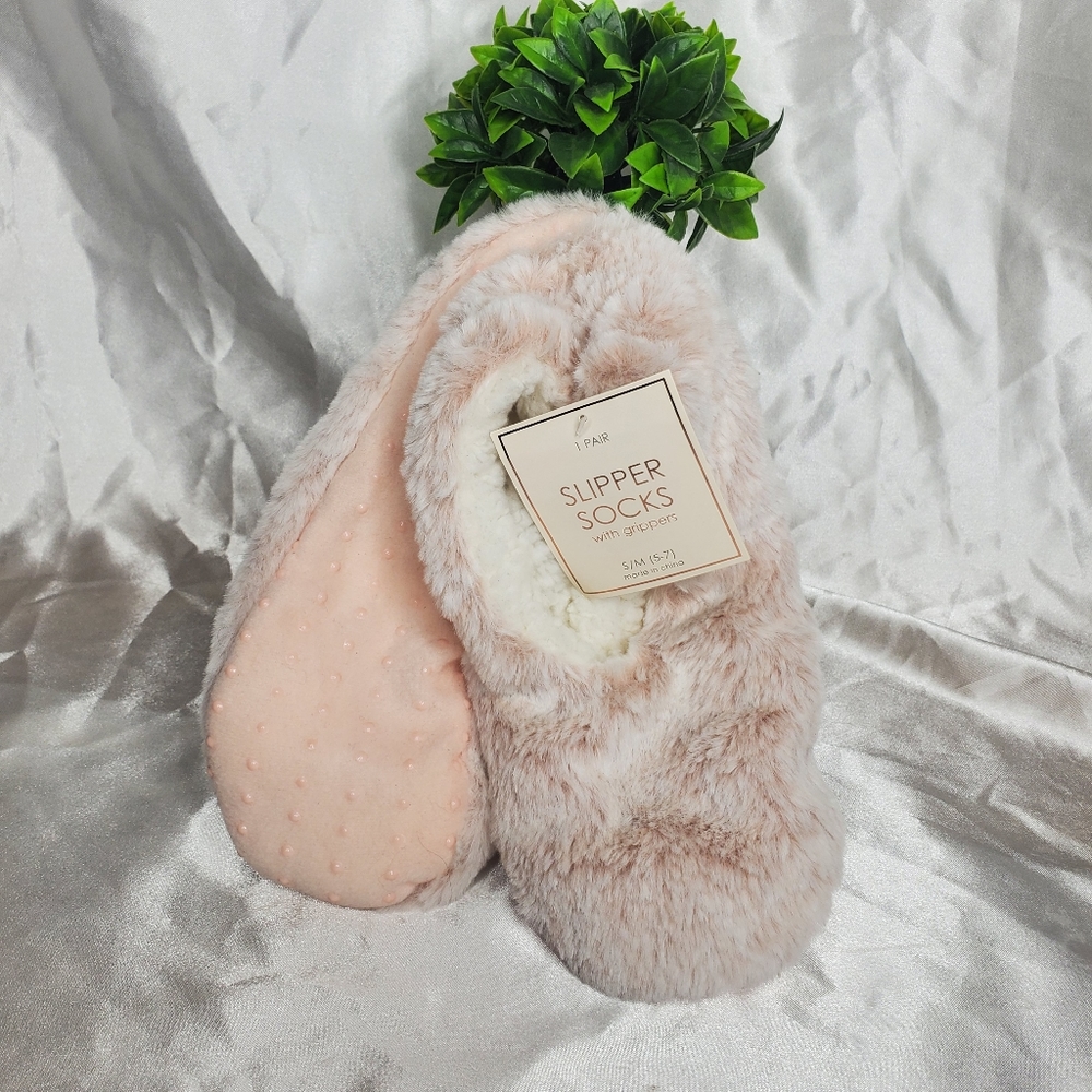 ♤ Light Pink Fuzzy Slipper Socks Size Small/Medium Shoe Size 5-7 NWT